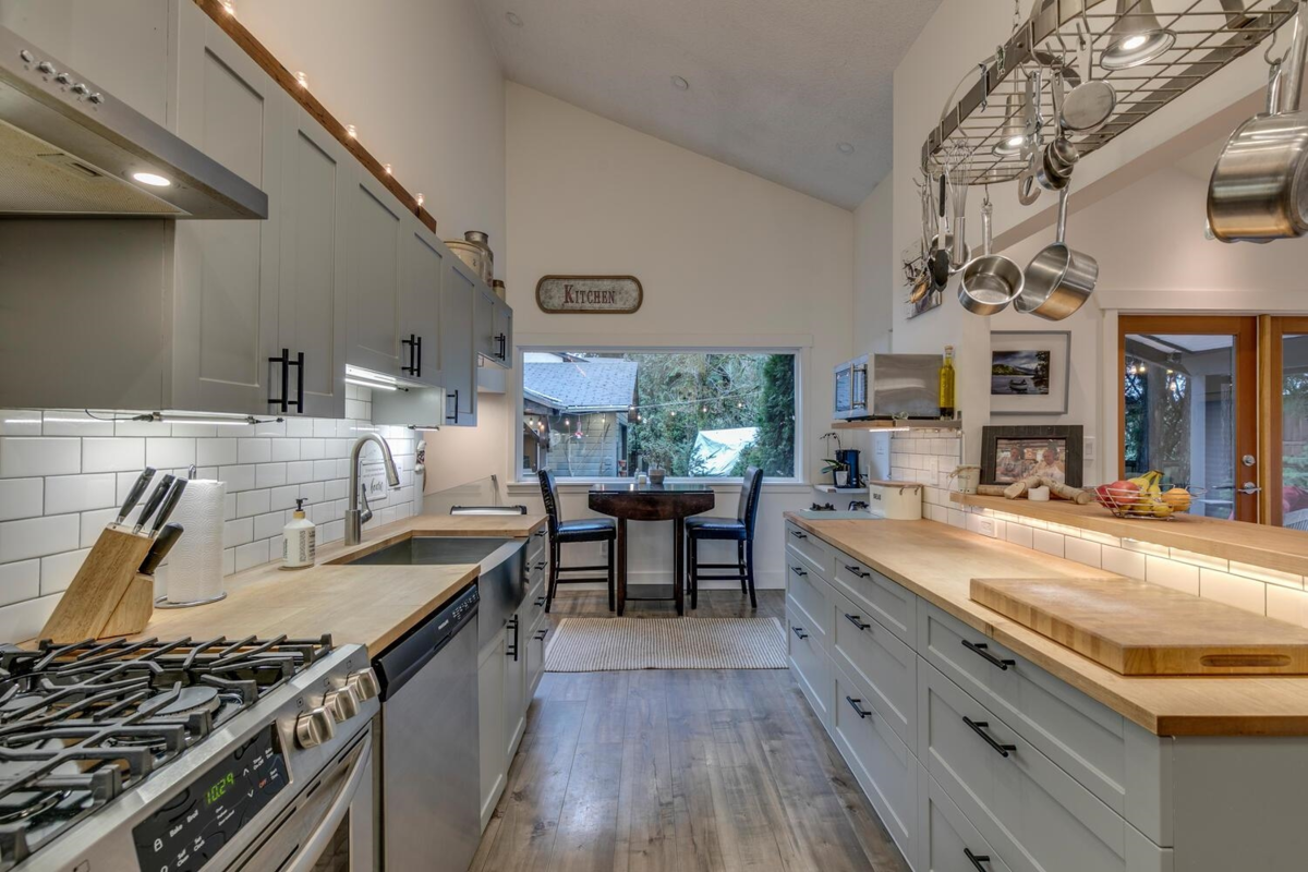 Walk-In Closet Photo of 19610 117a Avenue, Pitt Meadows, BC