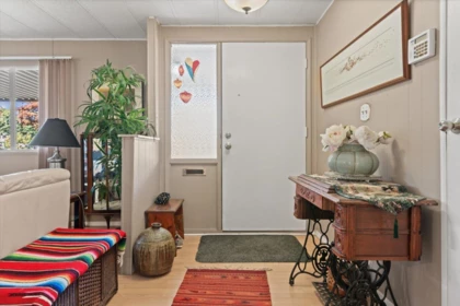 Entry Foyer Photo of 44 31313 Livingstone Avenue, Abbotsford, BC