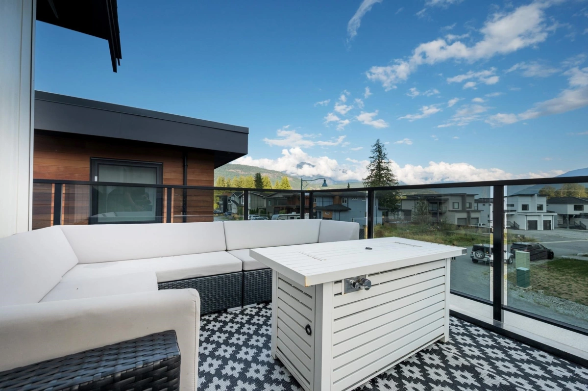 Family Room Photo of 2026 Tiyata Boulevard, Pemberton, BC