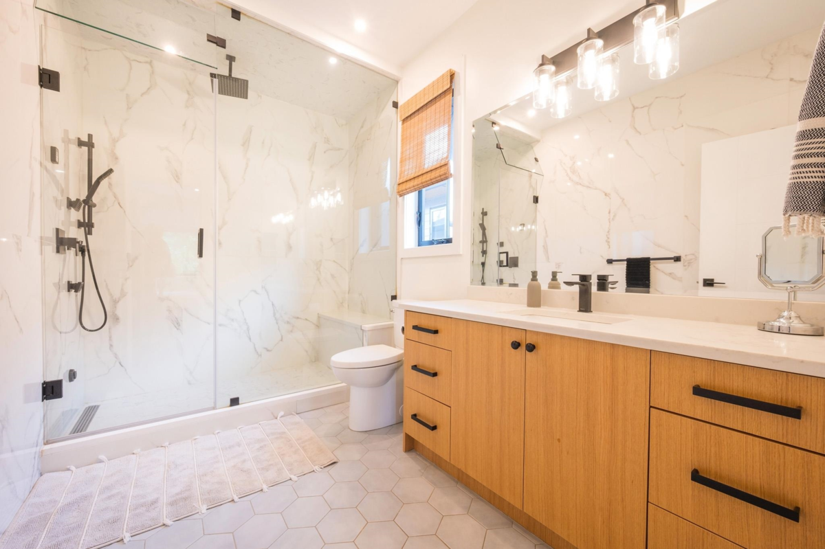 Hallway Photo of 2026 Tiyata Boulevard, Pemberton, BC