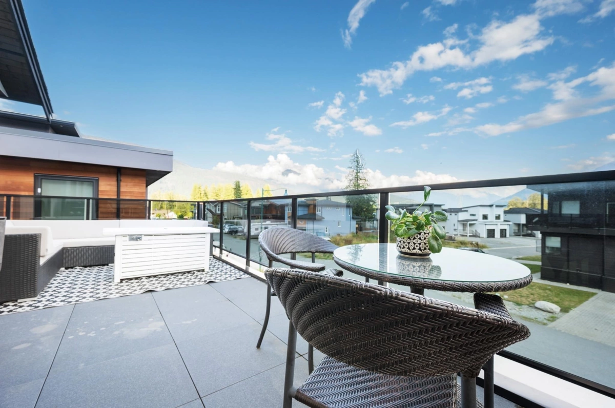 Living Room Photo of 2026 Tiyata Boulevard, Pemberton, BC