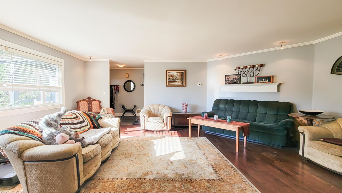 Kitchen Island Photo of 4670 Willow Creek Road, West Vancouver, BC
