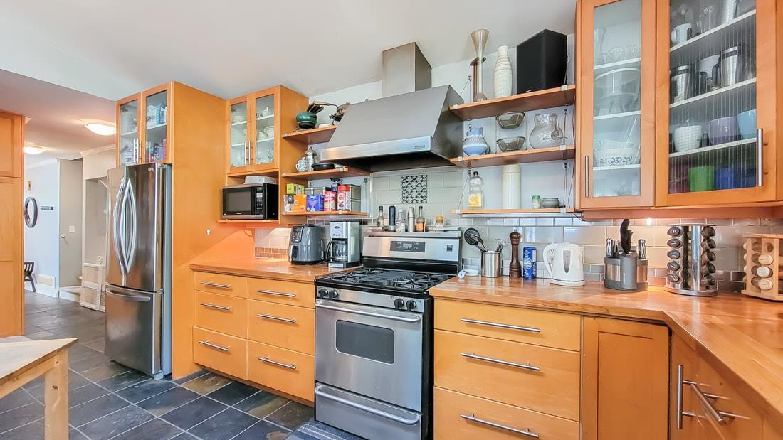 Walk-In Closet Photo of 4670 Willow Creek Road, West Vancouver, BC