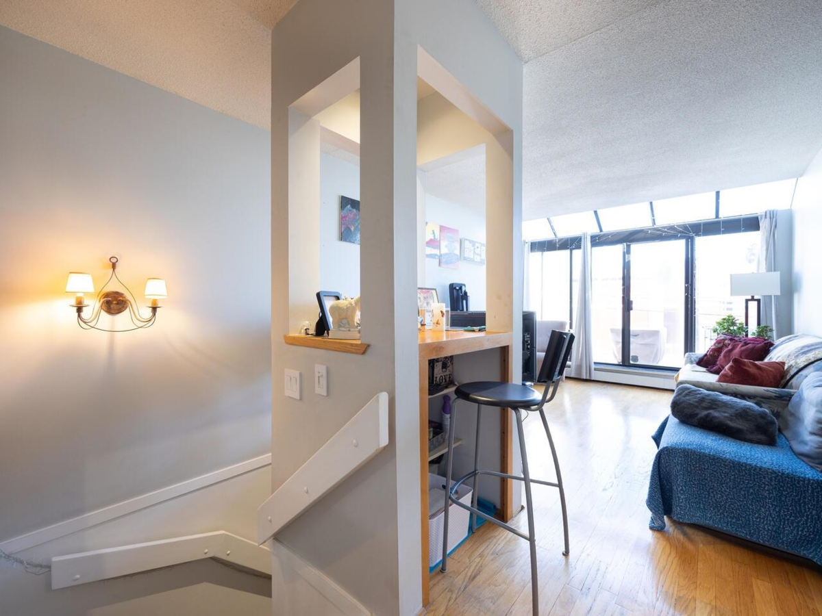 Dining Area Photo of 114 812 Milton Street, New Westminster, BC