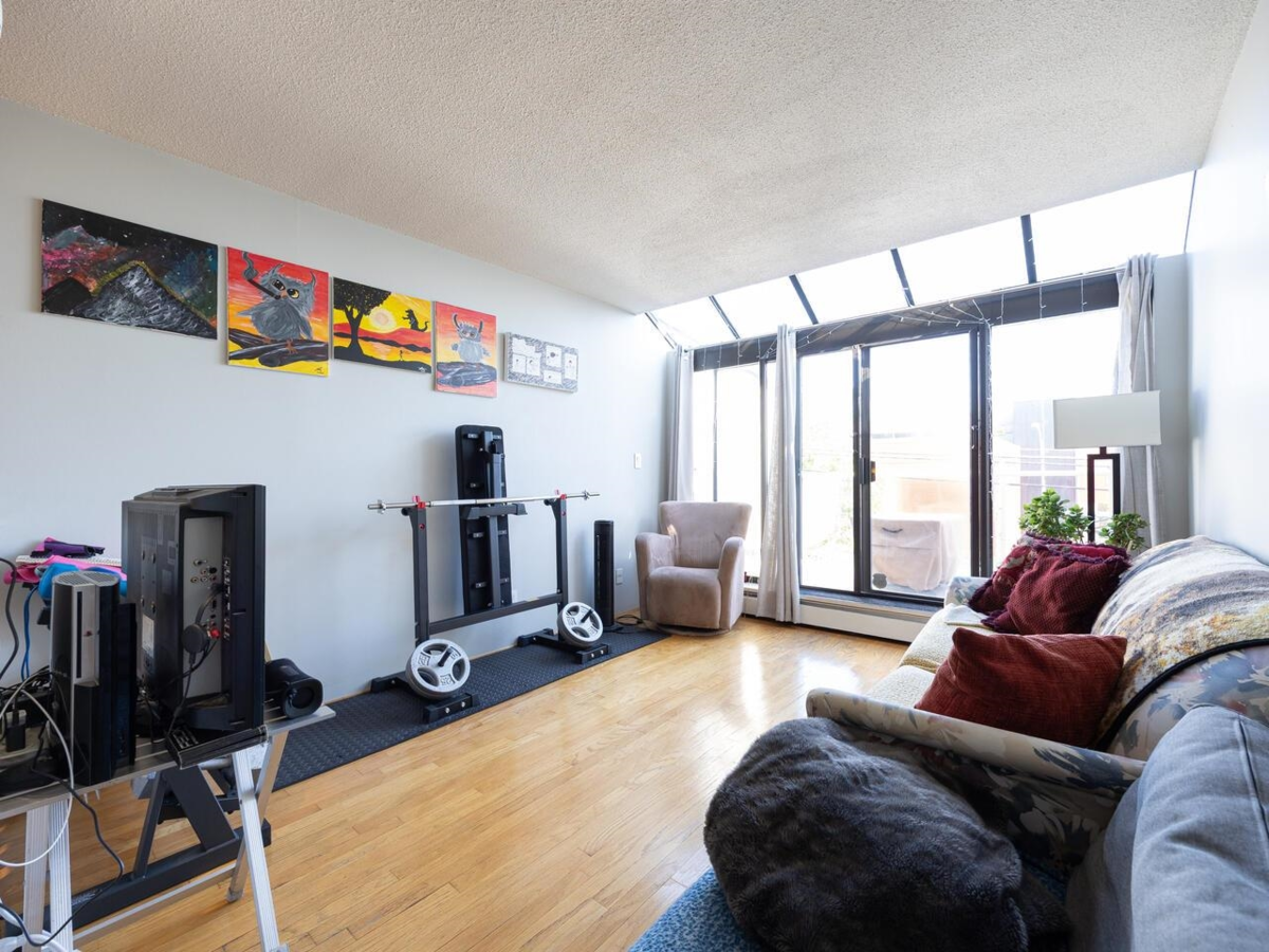 Family Room Photo of 114 812 Milton Street, New Westminster, BC