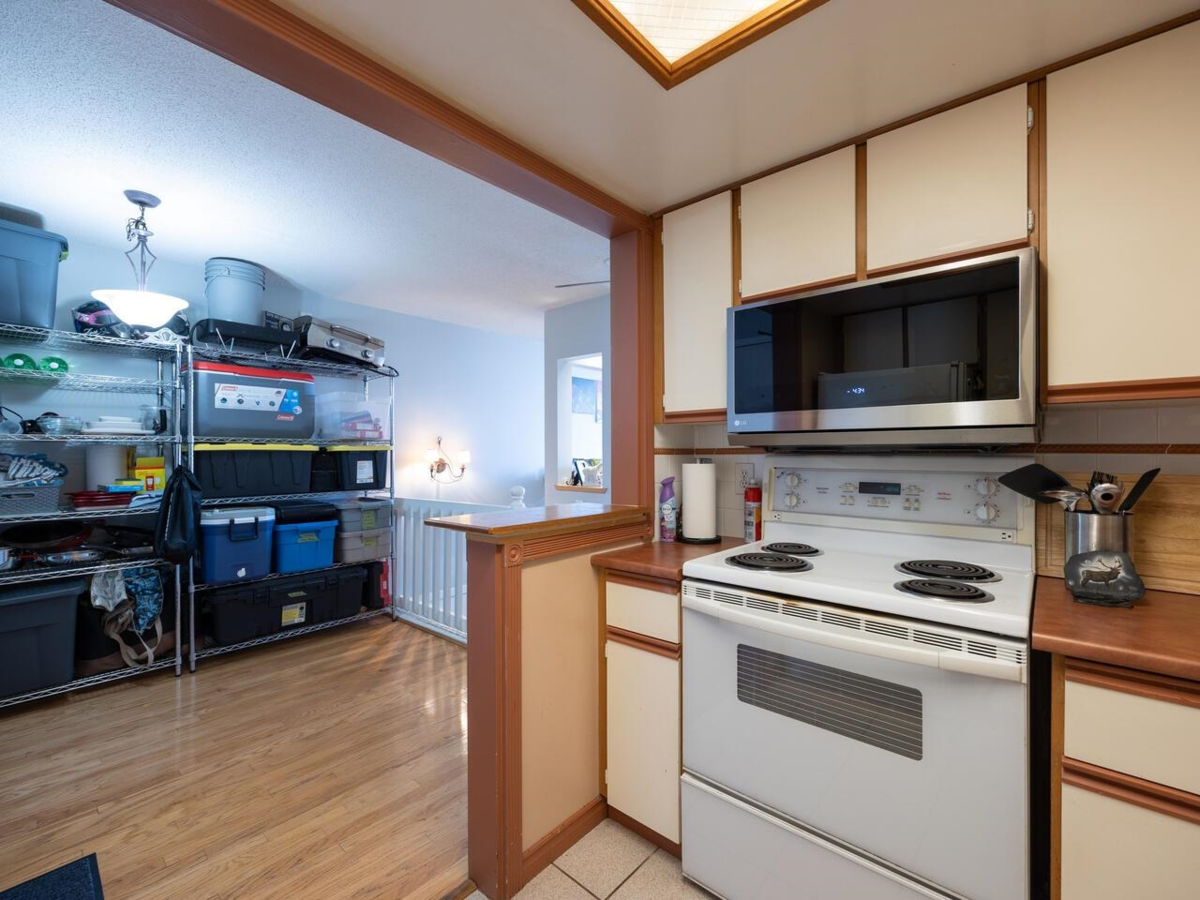 Kitchen Island Photo of 114 812 Milton Street, New Westminster, BC