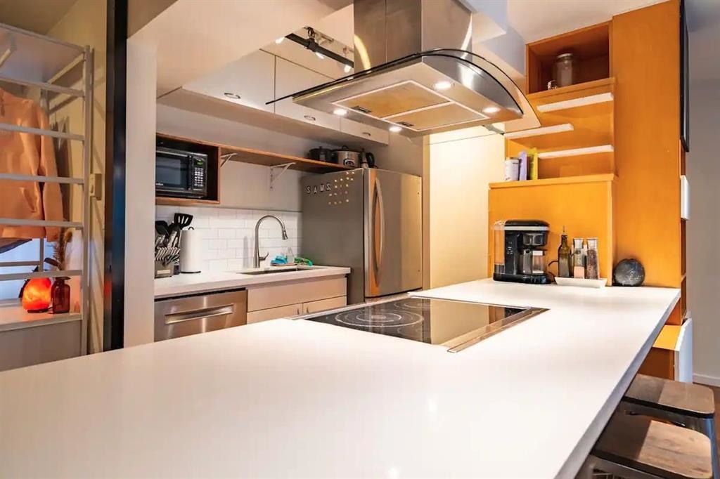 Entry Foyer Photo of 203 150 Alexander Street, Vancouver, BC