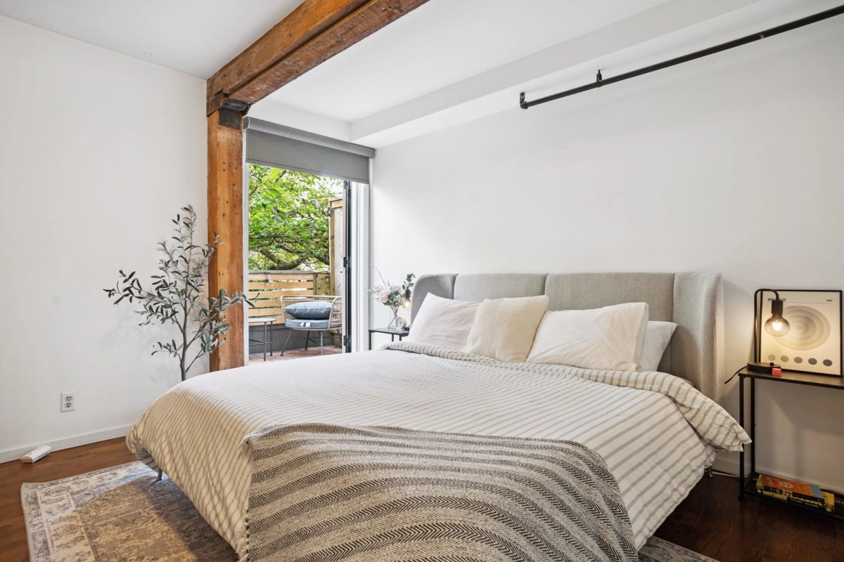 Kitchen Island Photo of 203 150 Alexander Street, Vancouver, BC