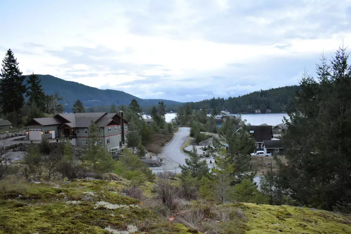 Walk-In Closet Photo of 6 4622 Sinclair Bay Road, Pender Harbour, BC