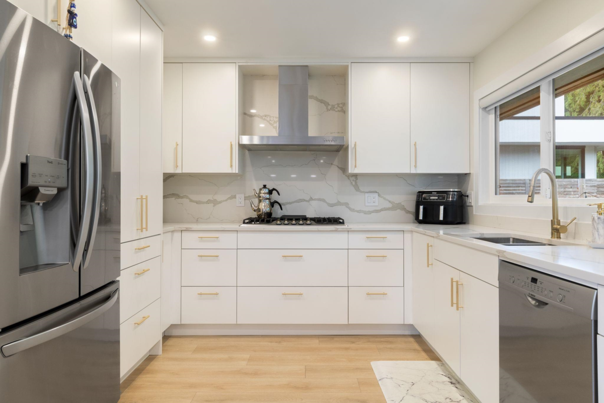 Kitchen Island Photo of 3950 Trenton Place, North Vancouver, BC