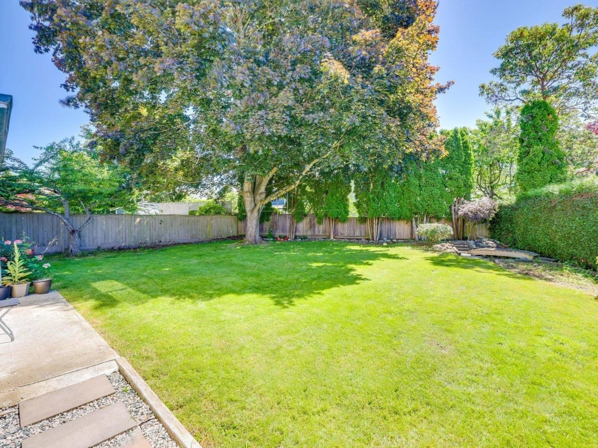 Backyard Photo of 14084 17b Avenue, Surrey, BC