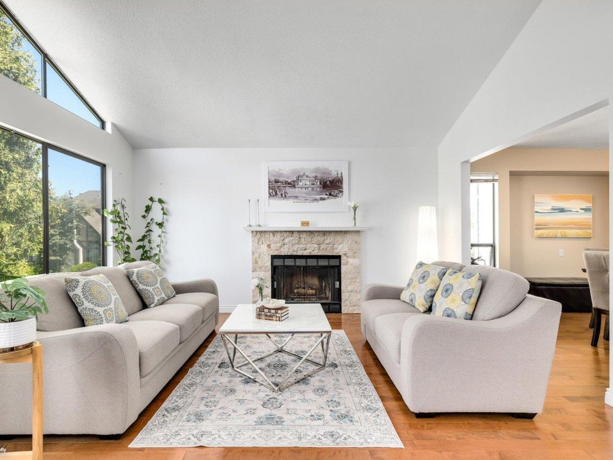 Breakfast Nook Photo of 14084 17b Avenue, Surrey, BC