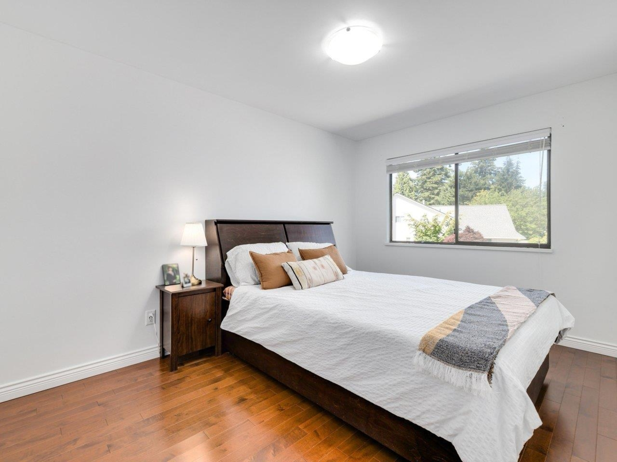 Entry Foyer Photo of 14084 17b Avenue, Surrey, BC