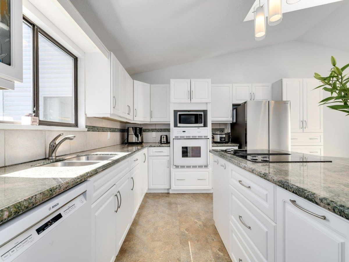 Guest Bathroom Photo of 14084 17b Avenue, Surrey, BC
