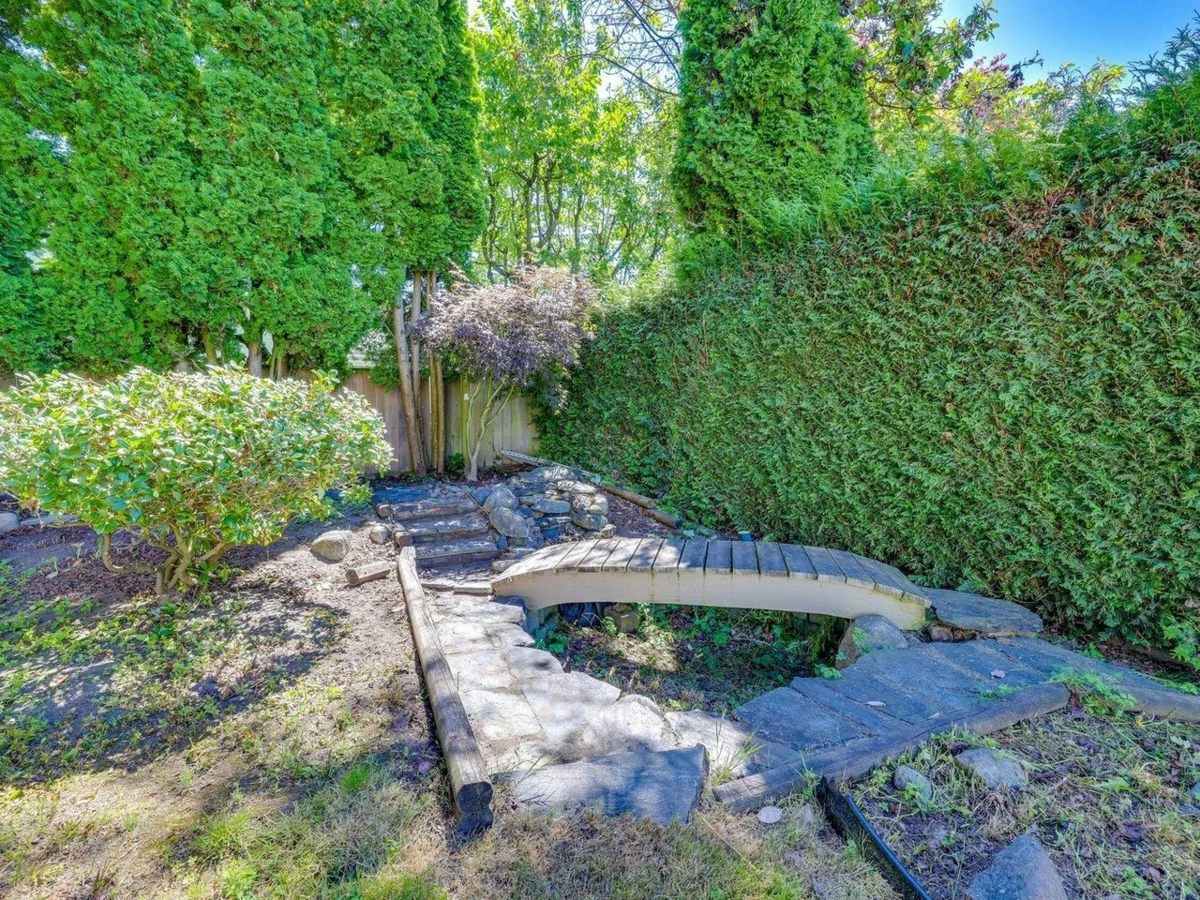 Hot Tub / Spa Photo of 14084 17b Avenue, Surrey, BC