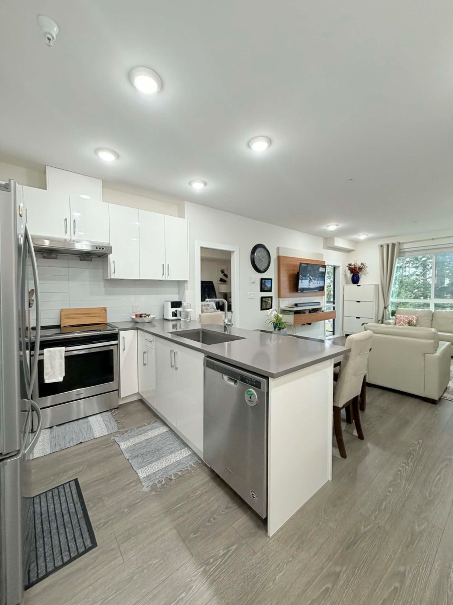 Guest Bathroom Photo of 407 15351 101 Avenue, Surrey, BC