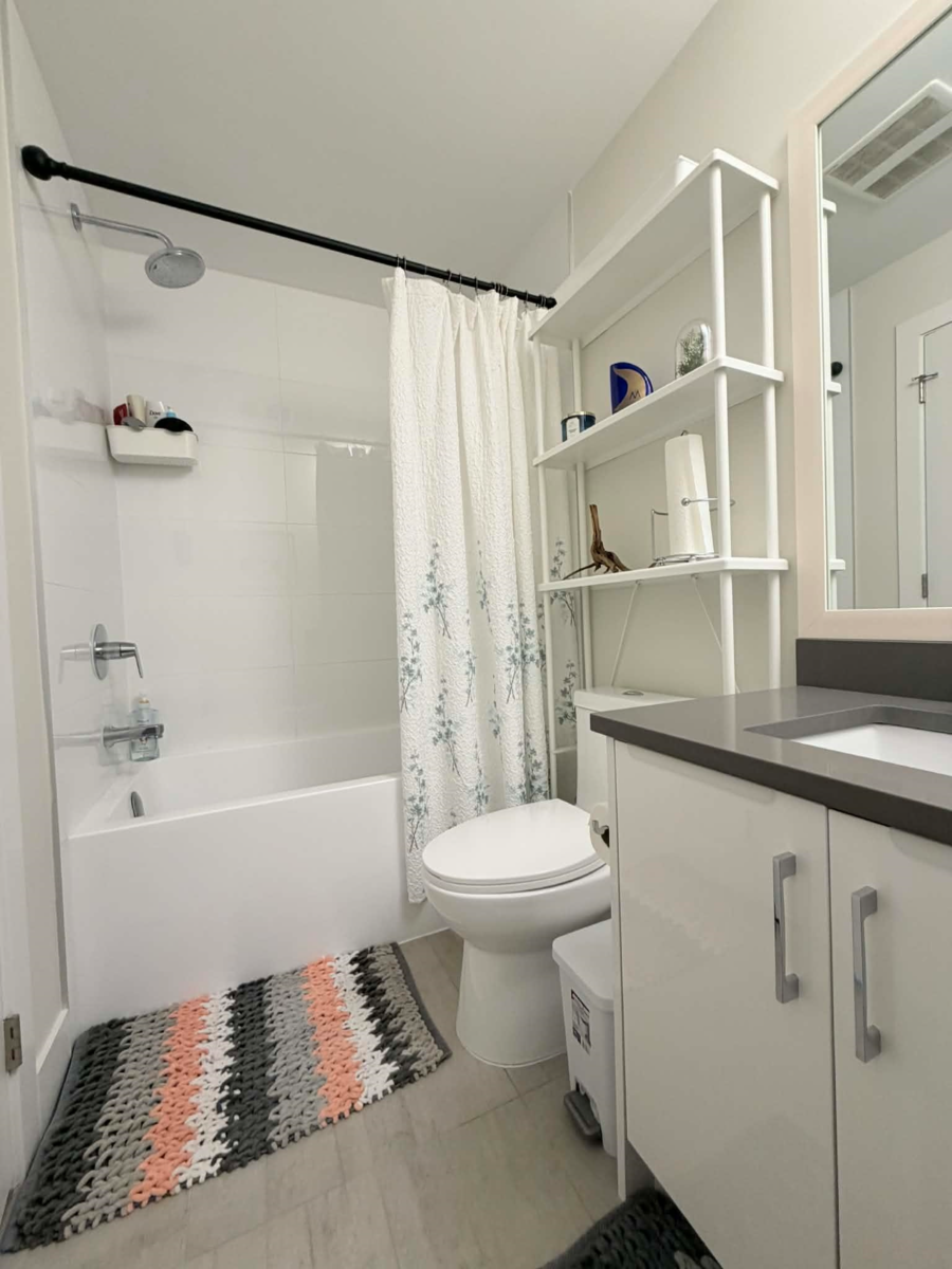 Hallway Photo of 407 15351 101 Avenue, Surrey, BC