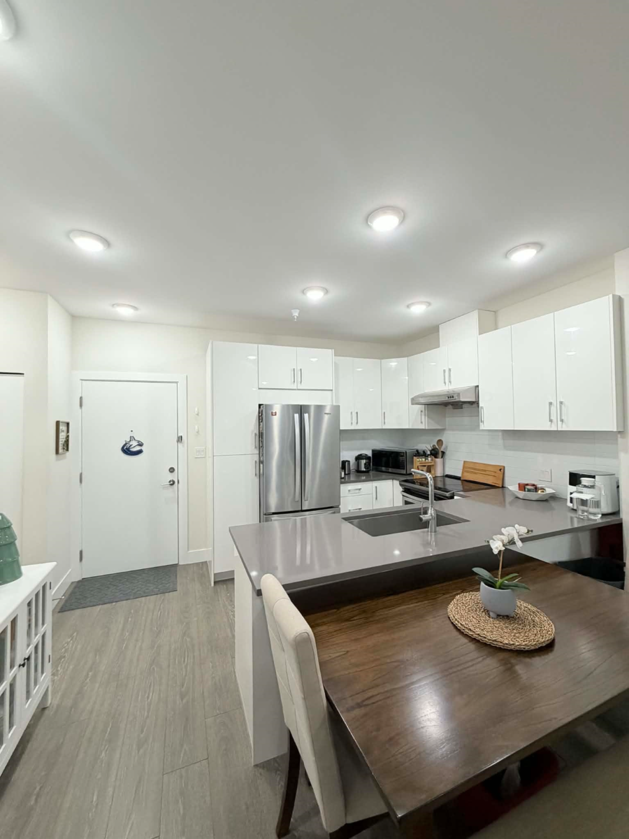 Primary Bathroom Photo of 407 15351 101 Avenue, Surrey, BC