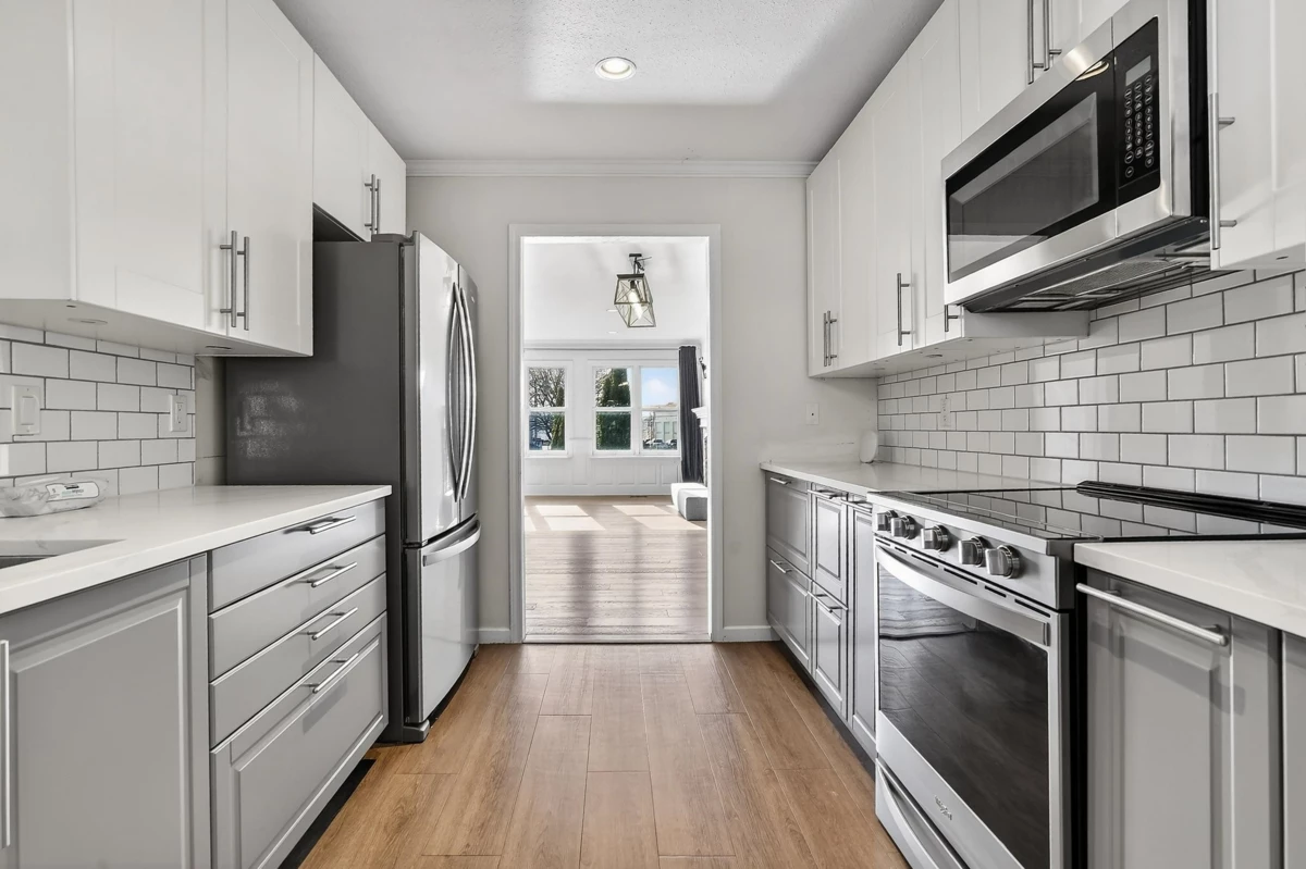 Kitchen Photo of 19529 60a Avenue, Surrey, BC