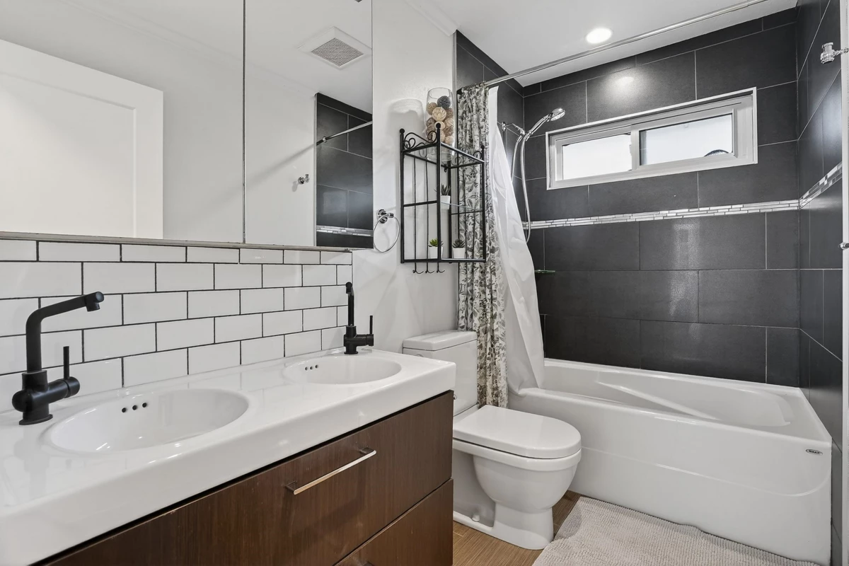 Primary Bathroom Photo of 19529 60a Avenue, Surrey, BC