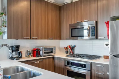 Kitchen Island Photo of 908 2789 Shaughnessy Street, Port Coquitlam, BC