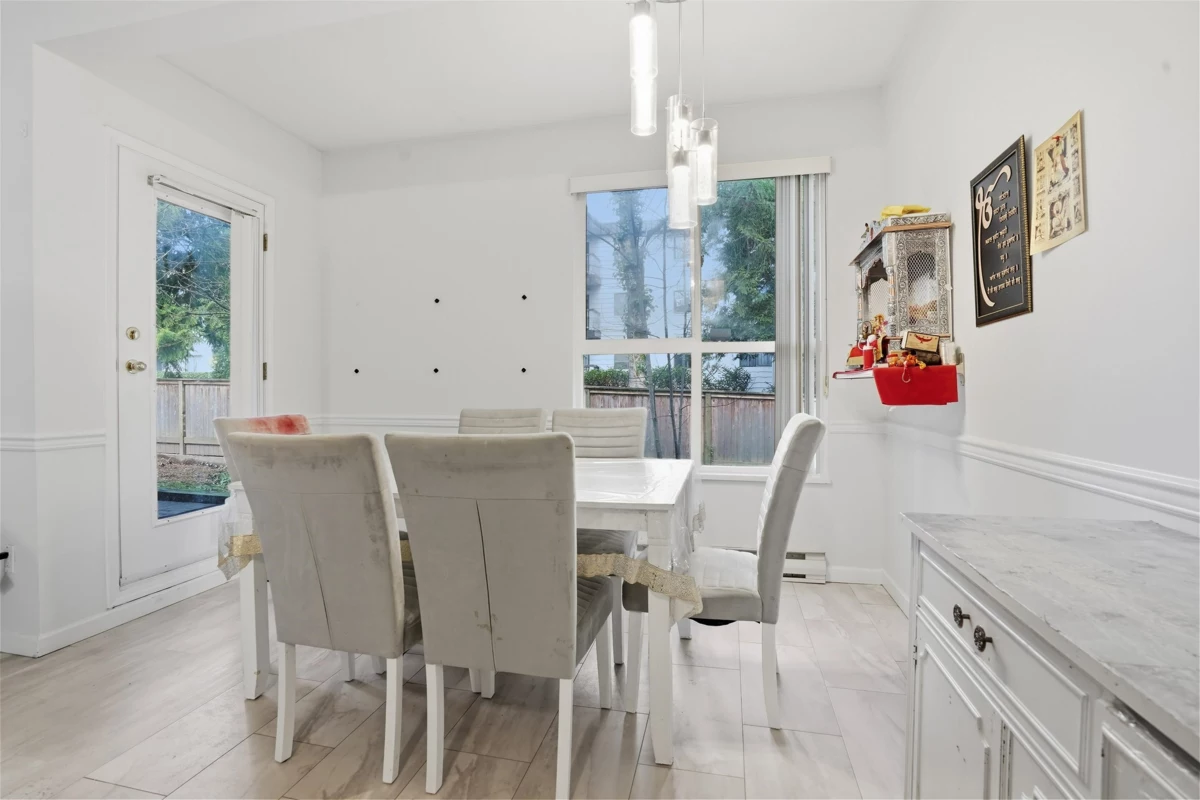 Kitchen Photo of 110 14981 101a Avenue, Surrey, BC