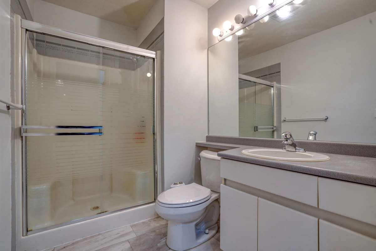 Primary Bathroom Photo of 110 14981 101a Avenue, Surrey, BC