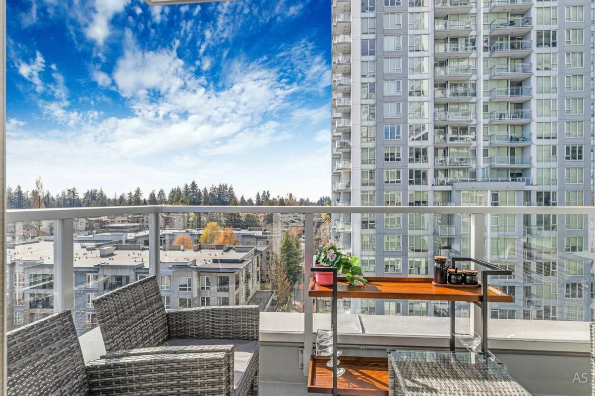 Kitchen Photo of 913 13350 Central Avenue, Surrey, BC
