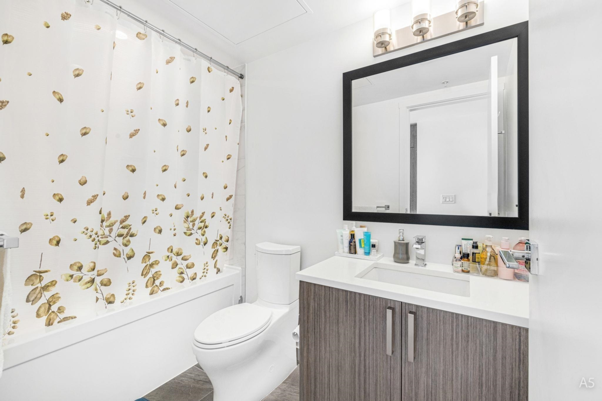 Primary Bathroom Photo of 913 13350 Central Avenue, Surrey, BC