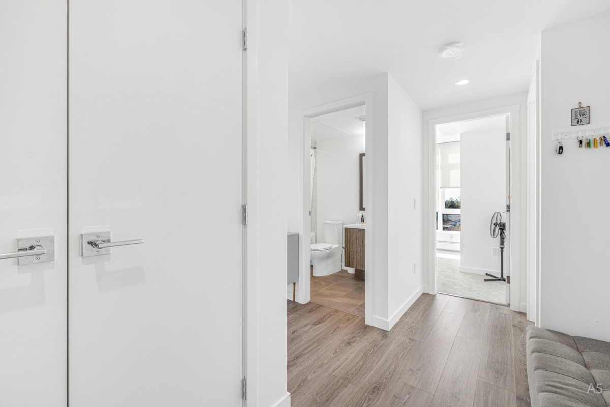 Walk-In Closet Photo of 913 13350 Central Avenue, Surrey, BC