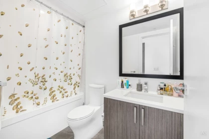 Primary Bathroom Photo of 913 13350 Central Avenue, Surrey, BC