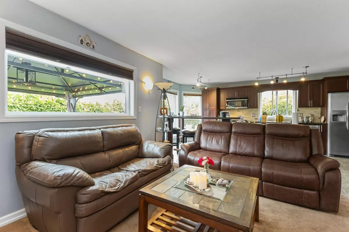 Kitchen Island Photo of 34654 Dunsmuir Court, Abbotsford, BC