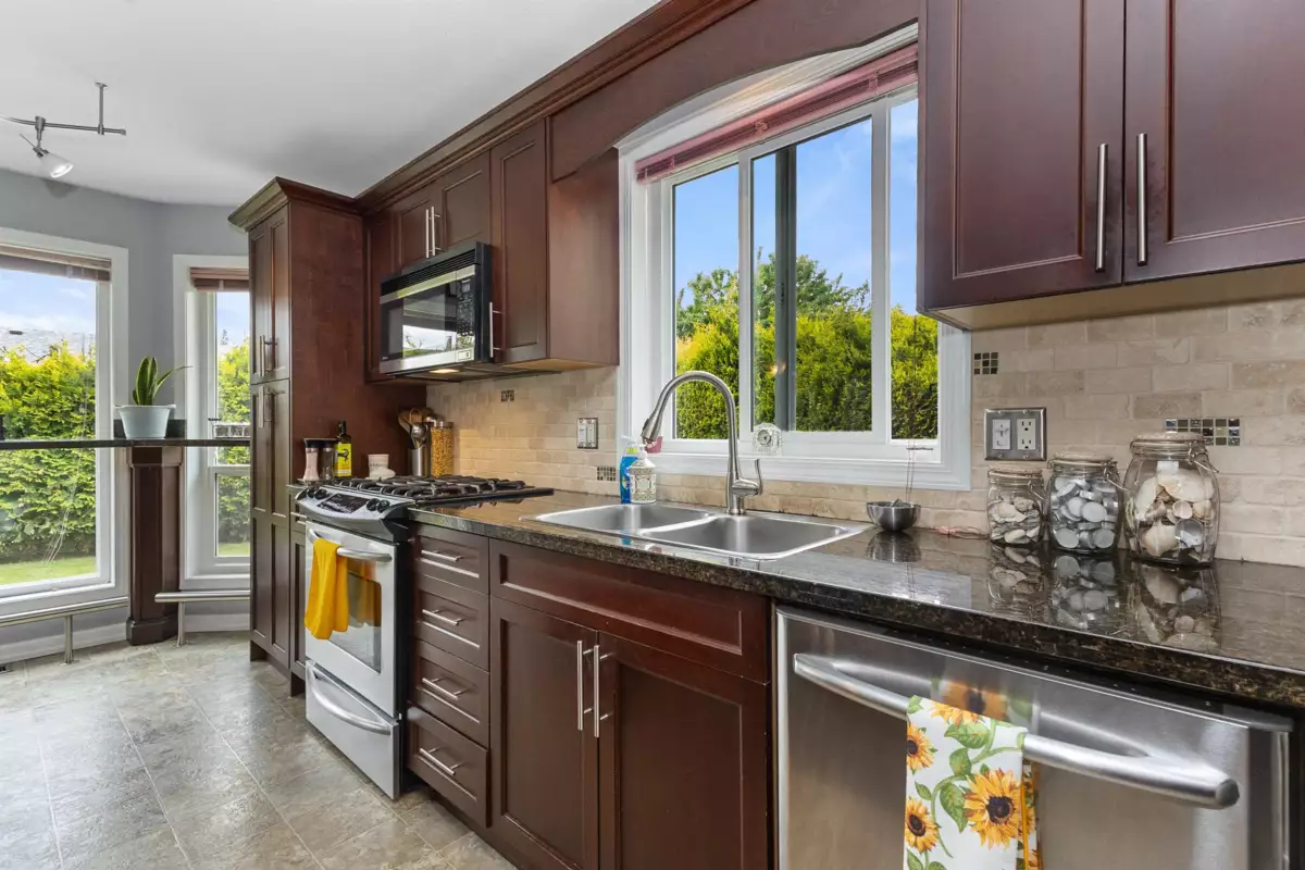 Living Room Photo of 34654 Dunsmuir Court, Abbotsford, BC