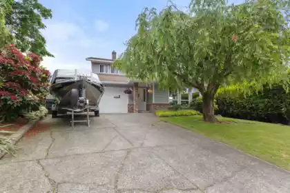 Front exterior of 34654 Dunsmuir Court, Abbotsford, BC