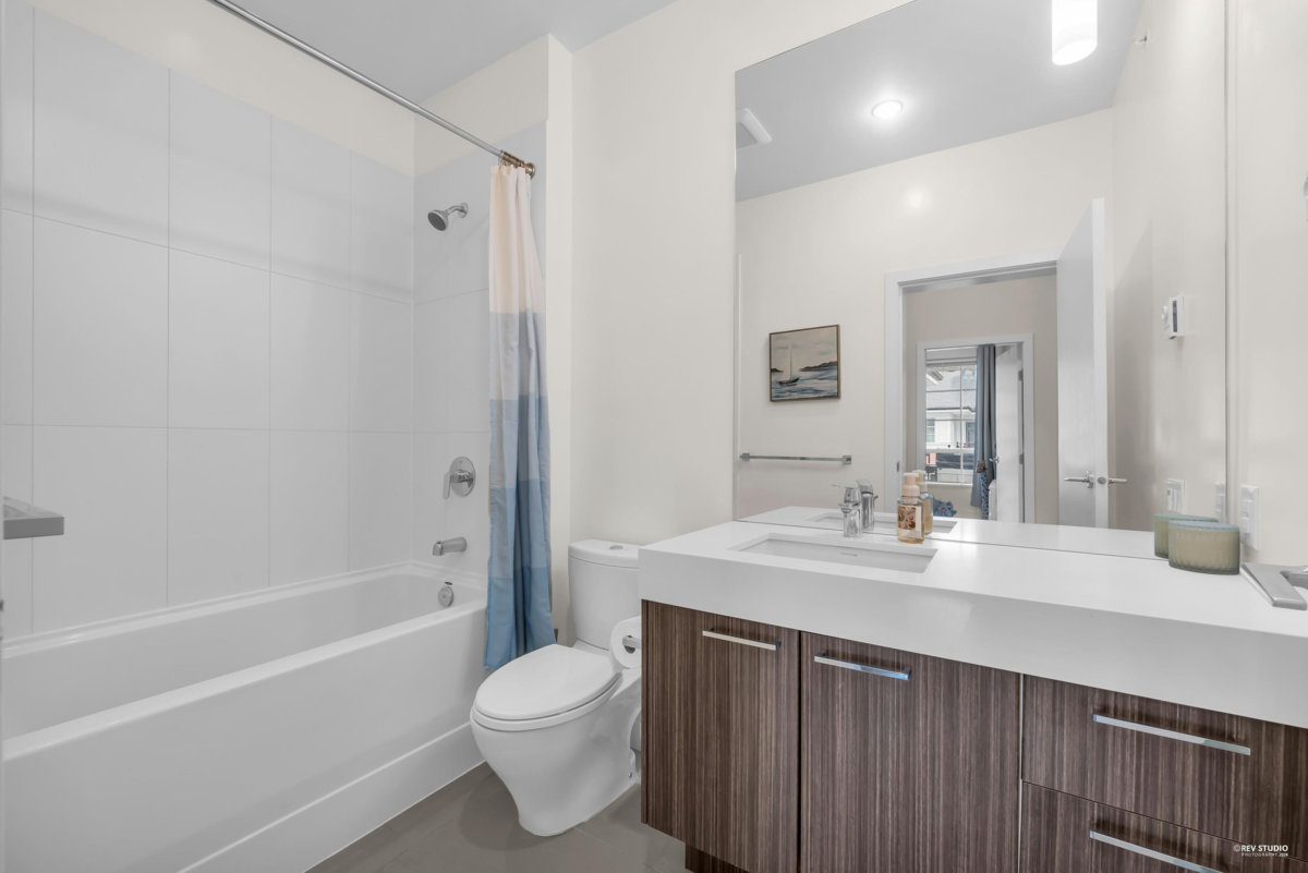 Basement Recreation Room Photo of 412 545 Foster Avenue, Coquitlam, BC