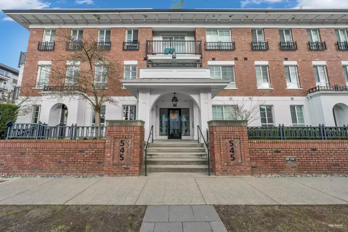 Front Yard Photo of 412 545 Foster Avenue, Coquitlam, BC