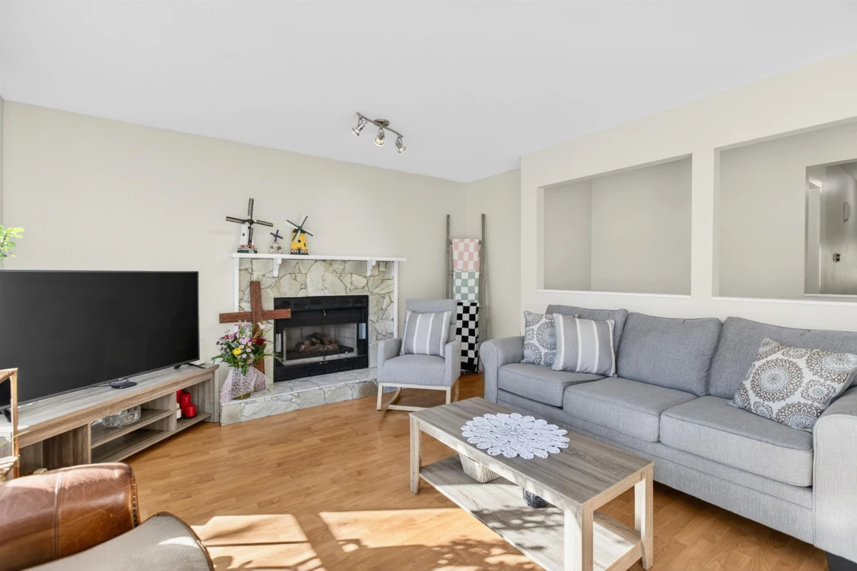 Breakfast Nook Photo of 22475 Streng Avenue, Maple Ridge, BC