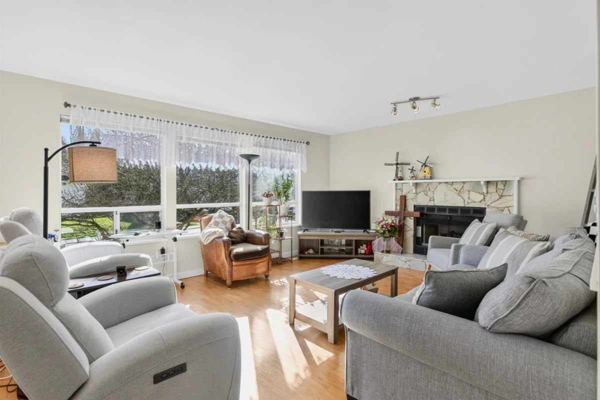 Kitchen Island Photo of 22475 Streng Avenue, Maple Ridge, BC