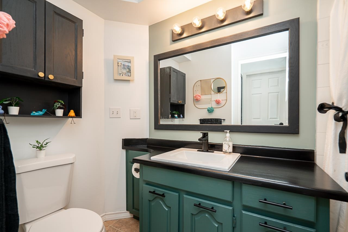 Guest Bathroom Photo of 306 32823 Landeau Place, Abbotsford, BC