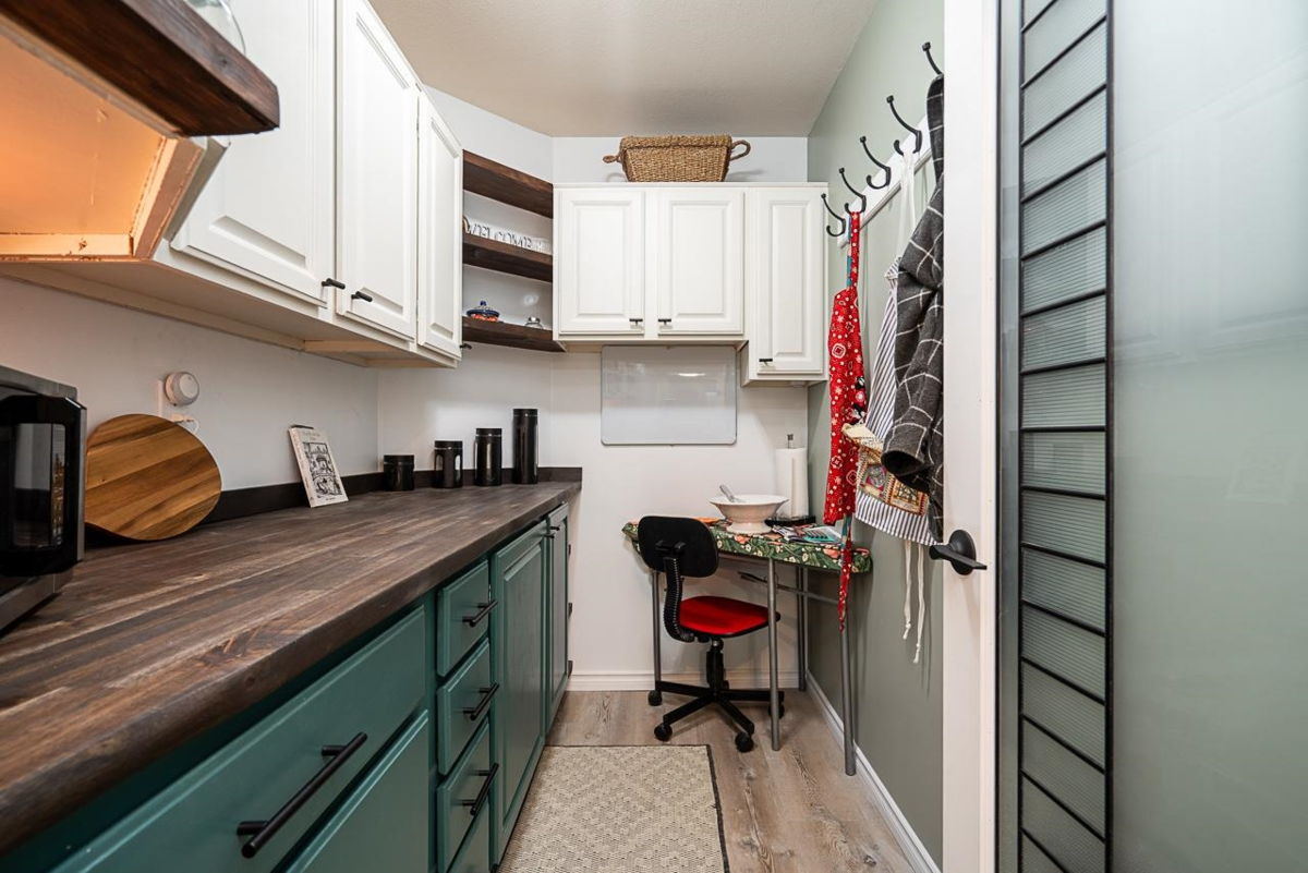 Mudroom Photo of 306 32823 Landeau Place, Abbotsford, BC