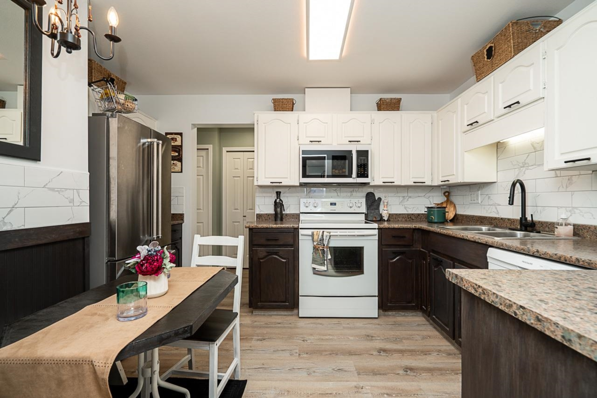 Primary Bathroom Photo of 306 32823 Landeau Place, Abbotsford, BC