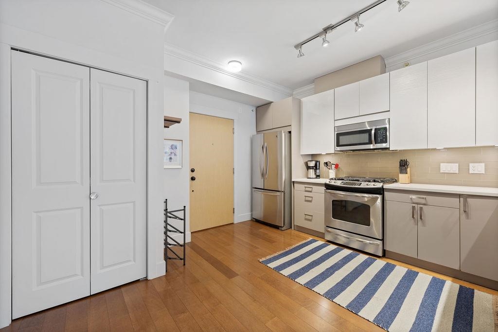 Kitchen Island Photo of 403 857 W 15th Street, North Vancouver, BC