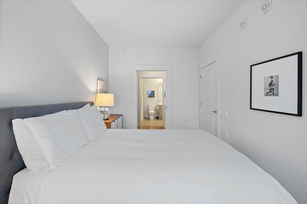 Primary Bathroom Photo of 403 857 W 15th Street, North Vancouver, BC