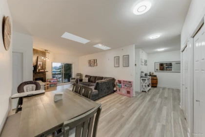 Breakfast Nook Photo of 404 1988 Suffolk Avenue, Port Coquitlam, BC