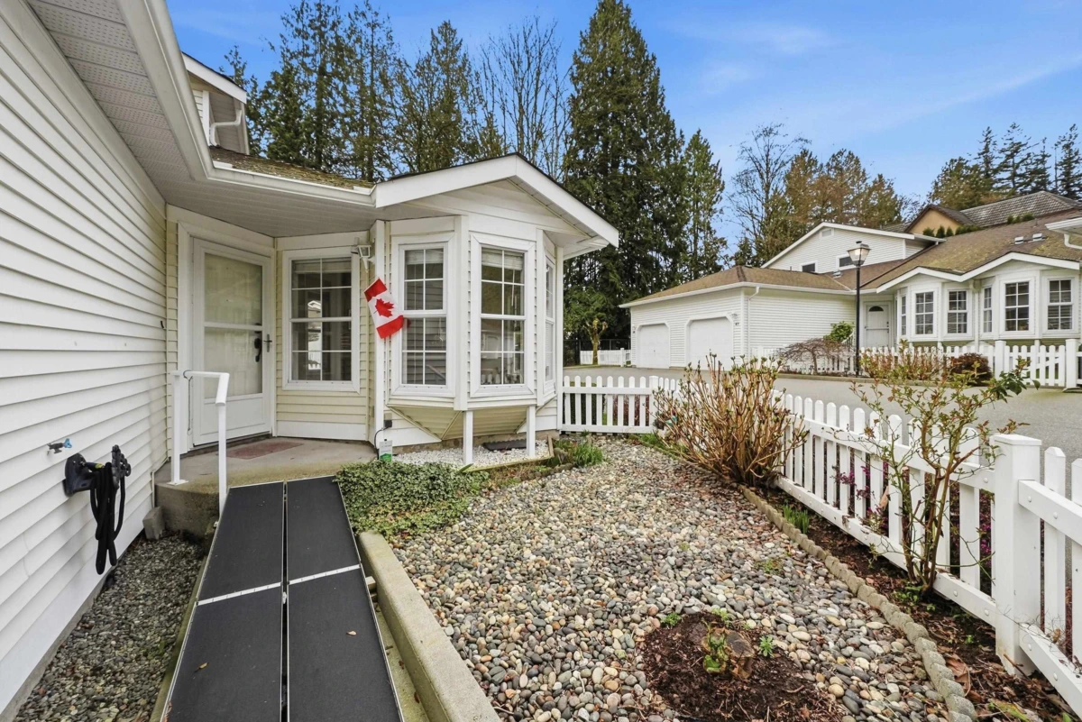 Living Room Photo of 45 6537 138 Street, Surrey, BC