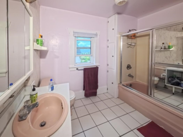 Primary Bathroom Photo of 5570 Balaclava Street, Vancouver, BC