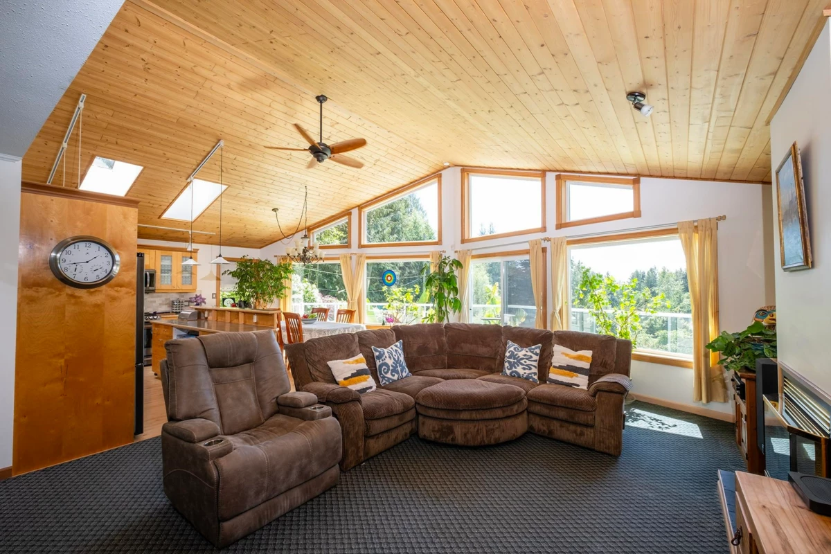Dining Area Photo of 2556 Lower Road, Roberts Creek, BC