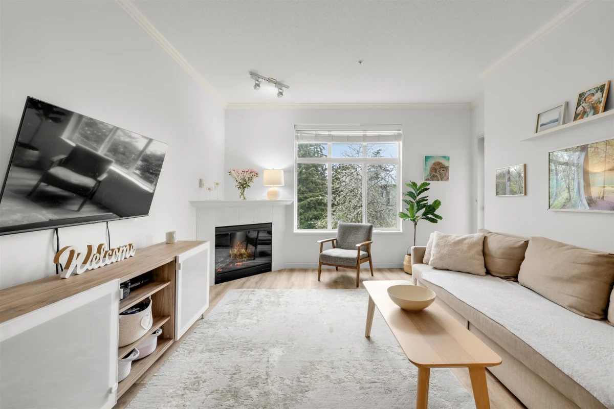 Family Room Photo of 206 15323 17a Avenue, Surrey, BC
