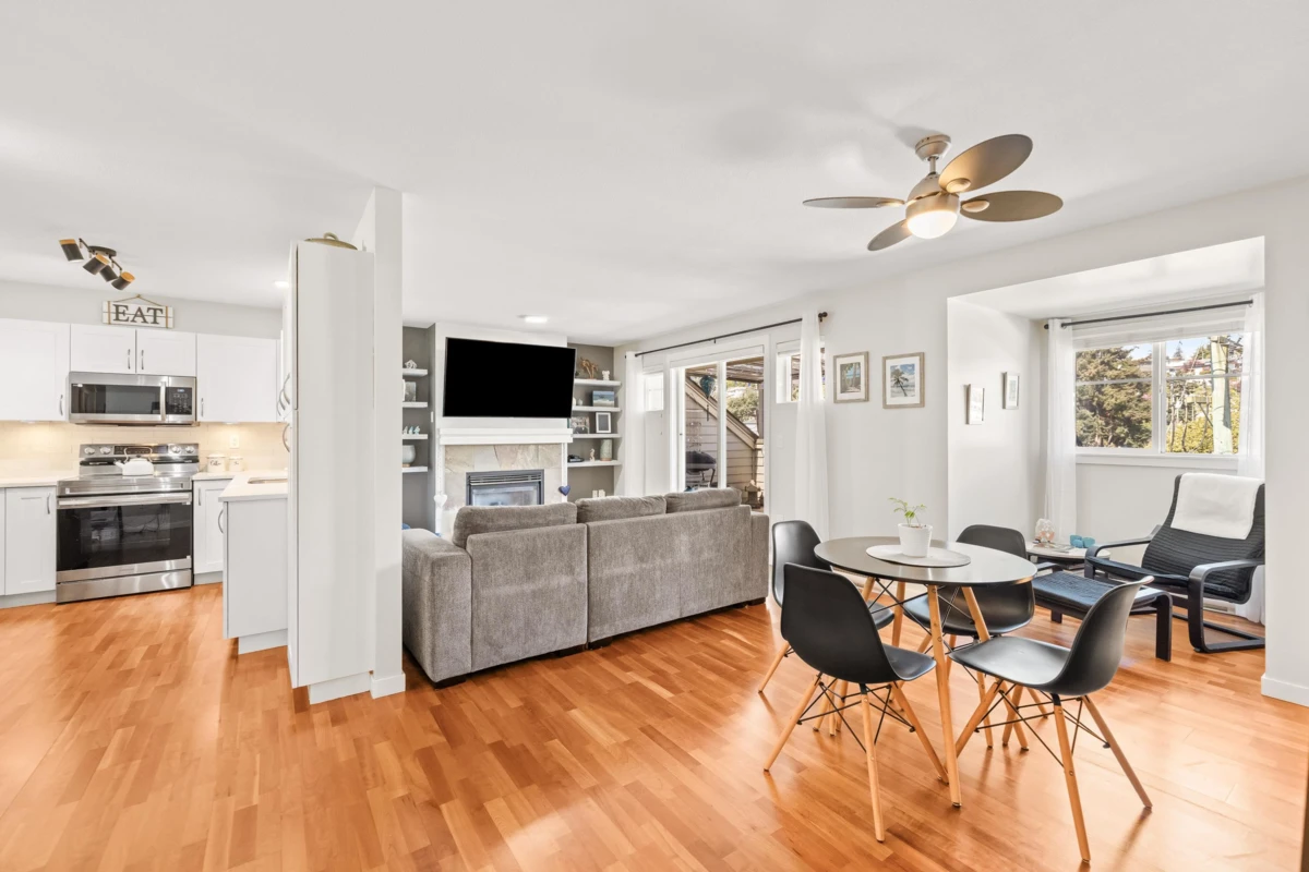 Living Room Photo of 403 15621 Marine Drive, White Rock, BC