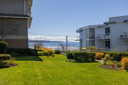 Backyard Photo of 403 15621 Marine Drive, White Rock, BC